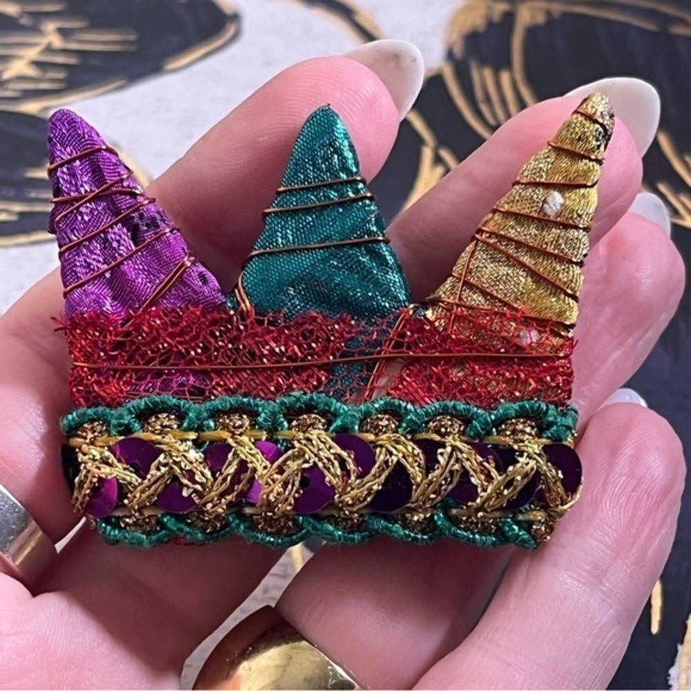 Estate Handmade Colorful Gold Wire Wrapped Mardi Gras Crown Brooch Pin A1